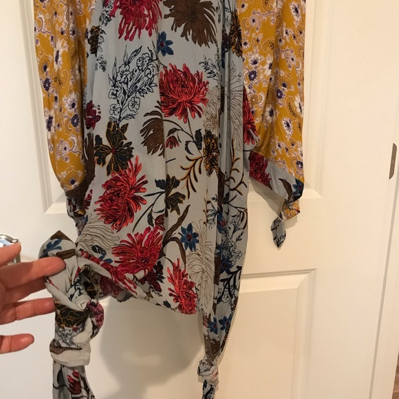 Umgee Kimono with Ragland Sleeves Sleeves & Sides Tied into Knots - Picture 3 of 5